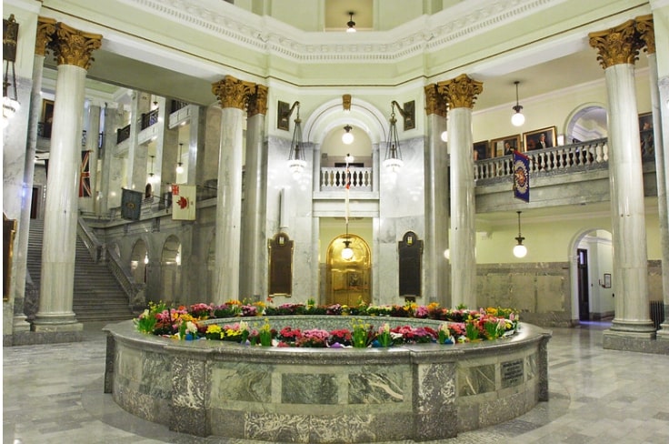 Explore the rotunda and promenade