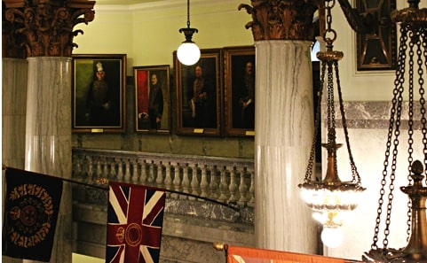 Get photos of the statues and memorials