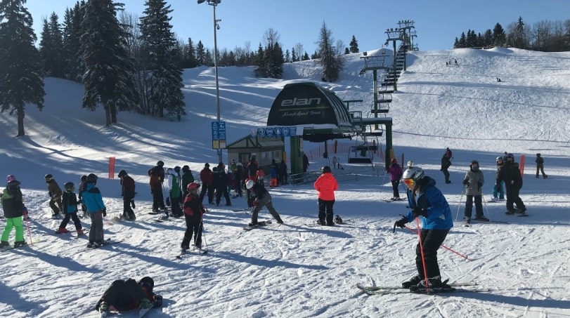 Skiing and snowboarding in Snow Valley Ski Club