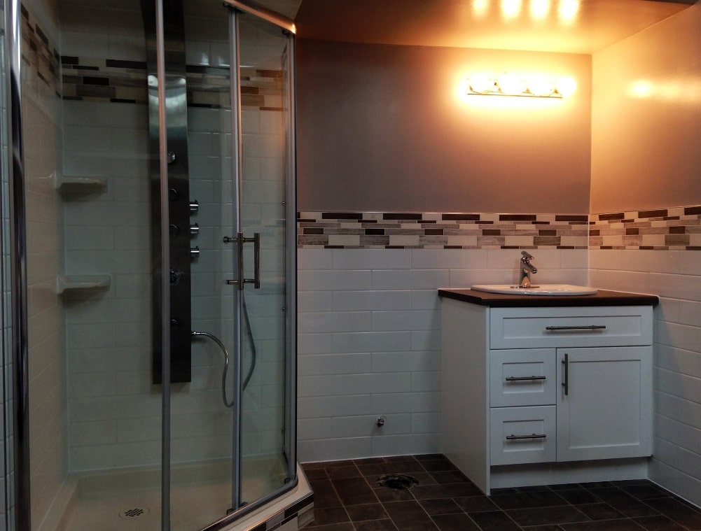 Splash Tub and Tile image 1
